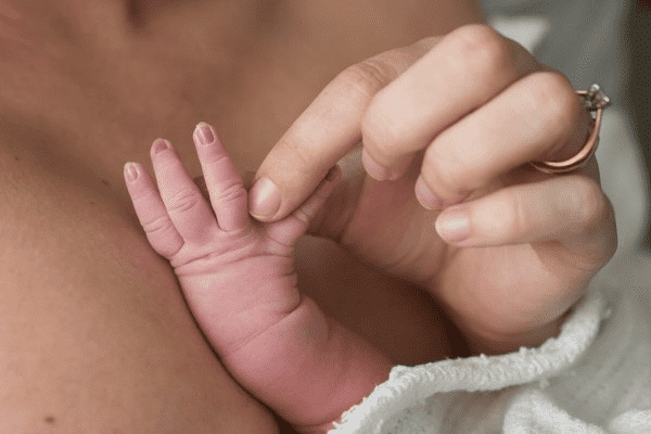 cocugunun-elini-tutus-ani